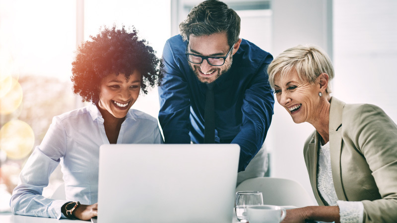 Happy-people-in-front-of-computer